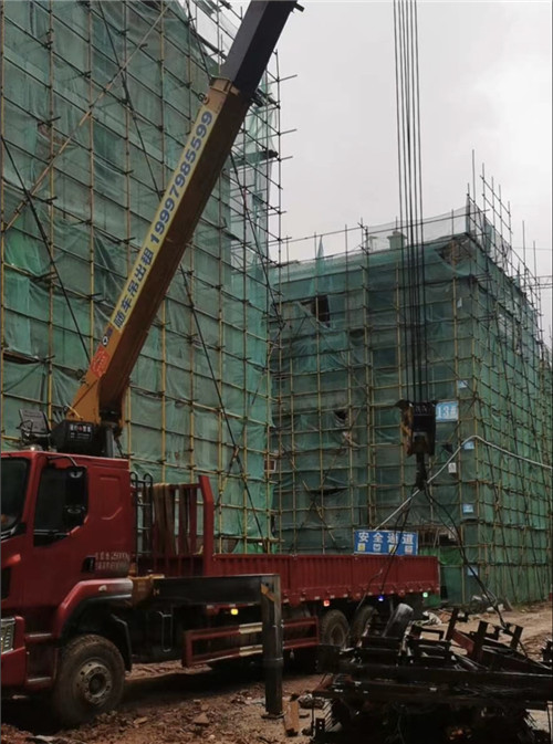 阿克苏市“慢工细活”—— 吊车的 “微动控制” 技术