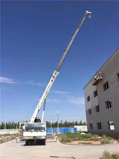 阿克苏市“轻装强干”—— 吊车的 “轻量化臂架” 技术